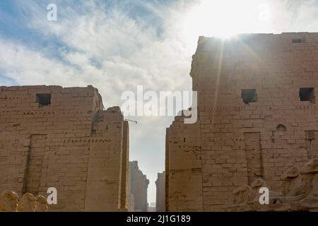 Entrée principale du complexe du temple de Karnak à Louxor Banque D'Images