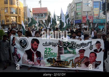 Les membres du mouvement de la jeunesse pakistanaise pour la paix tiennent un rassemblement de célébration à la veille de la Journée de résolution du Pakistan, sur la route de Jinnah à Quetta, le vendredi 25 mars 2022. Banque D'Images