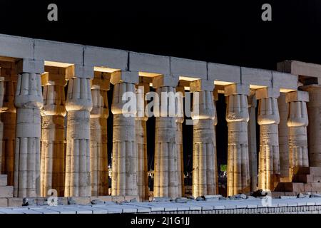 Colonnes papyrus de la salle Hypostyle à la Cour d'Amenhotep III la nuit, Temple de Louxor, Egypte Banque D'Images