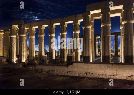 Colonnes papyrus de la salle Hypostyle à la Cour d'Amenhotep III la nuit, Temple de Louxor, Egypte Banque D'Images