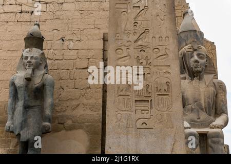 Statues de Ramses II et obélisque à l'entrée du premier pylône du Temple de Louxor Banque D'Images