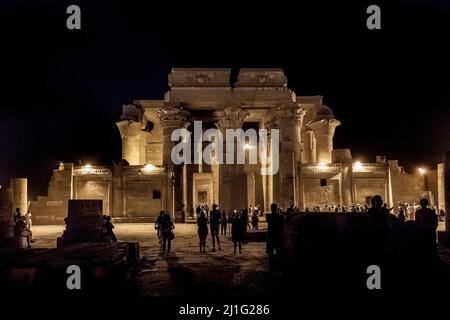 Temple de Kom Ombo, à Assouan, la nuit Banque D'Images