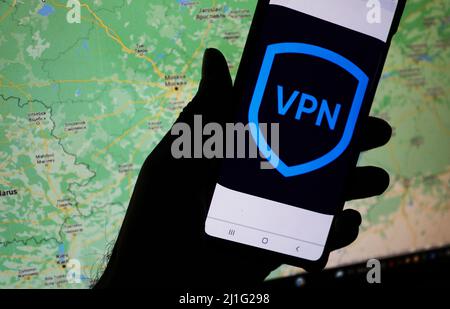 VPN dans un téléphone mobile pendant le conflit Russie-Ukraine. Les ventes de services VPN ont grimpé en flèche en Russie depuis l'invasion de l'Ukraine, rapporte CNBC. Banque D'Images