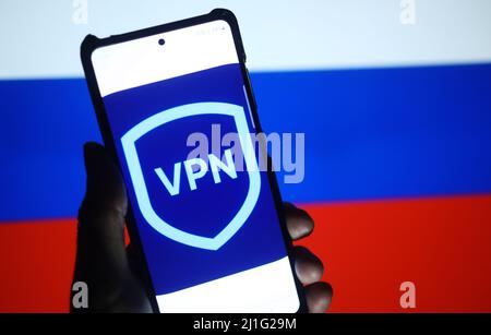 VPN dans un téléphone mobile pendant le conflit Russie-Ukraine. Les ventes de services VPN ont grimpé en flèche en Russie depuis l'invasion de l'Ukraine, rapporte CNBC. Banque D'Images