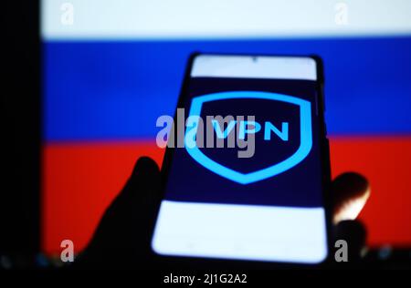 VPN dans un téléphone mobile pendant le conflit Russie-Ukraine. Les ventes de services VPN ont grimpé en flèche en Russie depuis l'invasion de l'Ukraine, rapporte CNBC. Banque D'Images