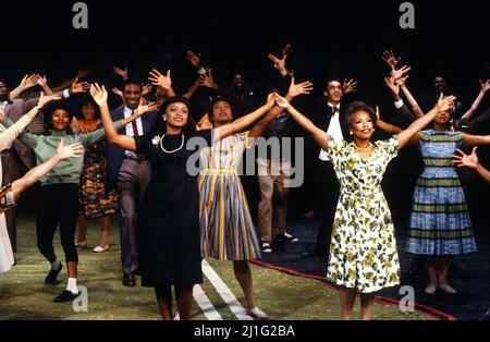 Avant gauche: Cynthia Haymon (Coretta Scott King) droite: Shezwae Powell (Dorothy) dans KING The musical at the Piccadilly Theatre, Londres W1 07/04/1990 musique: Richard Blackford paroles: Maya Angelou & Alistair Beaton adaptation: Lonne Elder Set design: Timothy O’Brien costumes: Lindy Hemming Lighting: Robert Bryan chorégraphe: Dianne McIntyre: Directeur: Peter Peters Banque D'Images