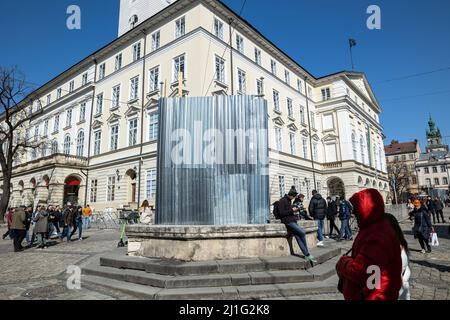 LVIV, UKRAINE - 20 mars 2022 : structures de protection en cas de bombardement - statues de fontaines de Diana, Neptune, Amphitrides et Adu Banque D'Images