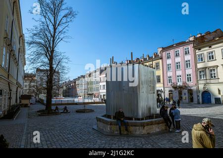 LVIV, UKRAINE - 20 mars 2022 : structures de protection en cas de bombardement - statues de fontaines de Diana, Neptune, Amphitrides et Adu Banque D'Images
