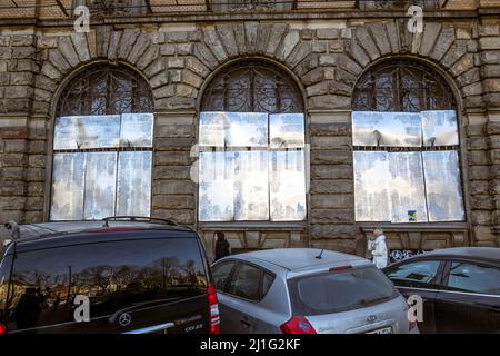 LVIV, UKRAINE - 20 mars 2022 : les structures de protection des façades en cas de bombardement sont clouées avec du contreplaqué et du métal galvanisé Banque D'Images