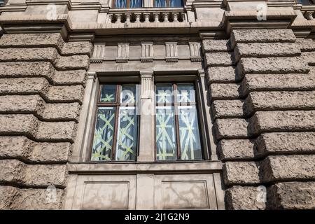 LVIV, UKRAINE - 20 mars 2022 : les fenêtres de l'Opéra de Lviv sont collées en diagonale pour protéger le verre de l'onde de souffle. La partie centrale de Banque D'Images