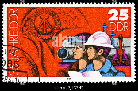 MOSCOU, RUSSIE - 10 MARS 2022 : timbre-poste imprimé en Allemagne montre l'industrie, série de 35 ans de la République démocratique allemande (III), vers 1984 Banque D'Images