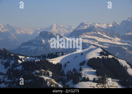 Le mont Fronalpstock et d'autres montagnes vues depuis Rigi Kulm. Banque D'Images