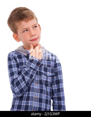 HES va devenir grand. Photo studio d'un jeune garçon habillé de façon décontractée isolé sur blanc. Banque D'Images