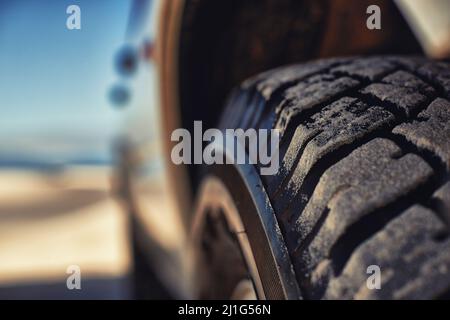Prêt pour tout ce qui se passe sur la piste. Photo d'un 4x4 lourd en roulant le long de dunes de sable. Banque D'Images