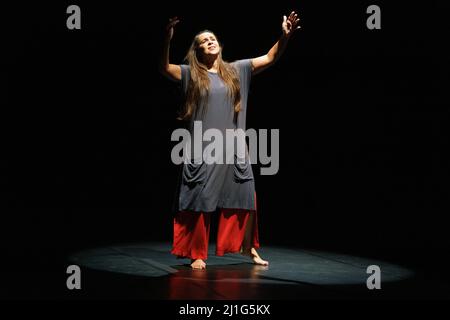 Madrid, Espagne. 25th mars 2022. La danseuse Renata Rezende de la société brésilienne OS Buriti, interprète lors de la présentation du spectacle: «DEPOIS DO SILÊNCIO/AFTER THE SILENCE» au théâtre Conduque de Madrid. (Photo par Atilano Garcia/SOPA Images/Sipa USA) crédit: SIPA USA/Alay Live News Banque D'Images