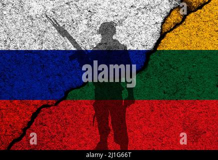 Conflit entre la Lituanie et la Russie. Concept de guerre et d'invasion sur les États baltes. Drapeaux peints sur fond de mur en béton Banque D'Images