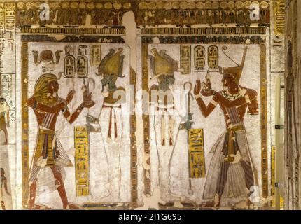 Peintures murales du pharaon Ramesses III faisant des offrandes à Osiris, KV11, la Vallée des Rois Banque D'Images