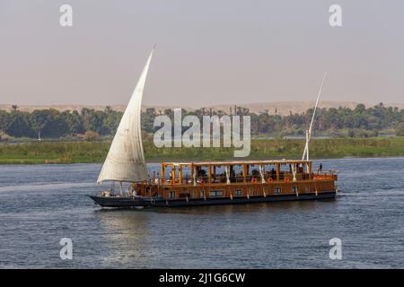 Bateau à voile traditionnel sur le Nil Banque D'Images