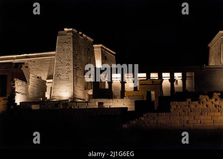 Le Temple d'Isis à Philae, illuminé la nuit Banque D'Images