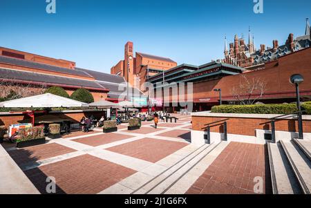 British Library, Londres. Une journée de printemps dans la cour de la British Library construite en briques sur Euston Road, Londres, Angleterre, Royaume-Uni. Banque D'Images