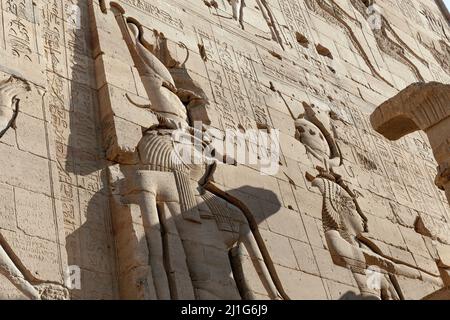 Sculptures de Hathor et Horus sur la tour est du premier pylône du Temple d'Isis à Philae Banque D'Images