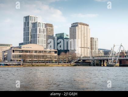 La Banque du Sud, Londres. Vue sur la Tamise en direction du Royal Festival Hall et du pont Hungerford avec des développements croissants autour de Waterloo. Banque D'Images
