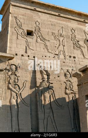 Sculptures de Hathor, Isis et Horus sur la tour est du premier pylône du Temple d'Isis à philae Banque D'Images