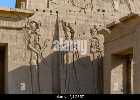 Sculptures de Hathor, Isis et Horus sur la tour est du premier pylône du Temple d'Isis à philae Banque D'Images