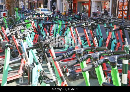 Düsseldorf, Allemagne - mars 23. 2022: Vue sur de nombreux e-trottinettes de Green Tier, très brouillé garés dans le centre-ville Banque D'Images