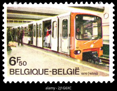 MOSCOU, RUSSIE - 10 MARS 2022: Timbre-poste imprimé en Belgique montre le nouveau métro - train, vers 1976 Banque D'Images