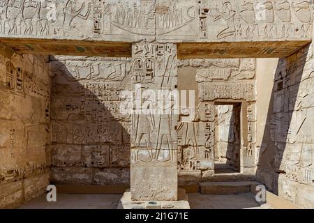 Sculptures murales dans une chapelle du temple mortuaire de Ramsès III, Medinet Habu Banque D'Images