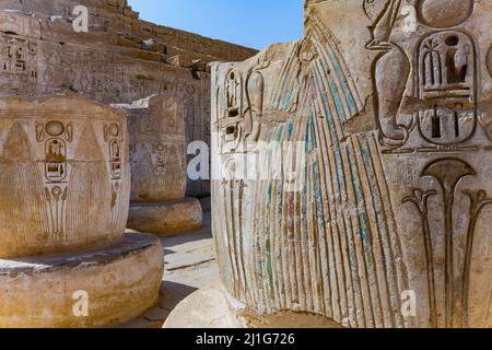 Bases de colonnes de lotus dans le temple mortuaire de Ramesses III, Medinet Habu Banque D'Images