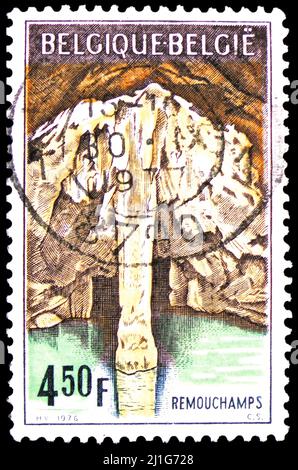 MOSCOU, RUSSIE - 10 MARS 2022: Timbre-poste imprimé en Belgique montre les grottes de Remouchamps, série touristique, vers 1976 Banque D'Images