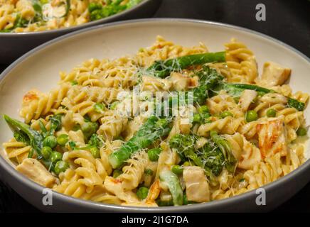 Poulet crémeux d'une casserole et pâtes au brocoli sur la table Banque D'Images