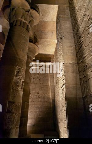 Vestibule de la cour intérieure du Temple d'Isis à philae, illuminé la nuit Banque D'Images