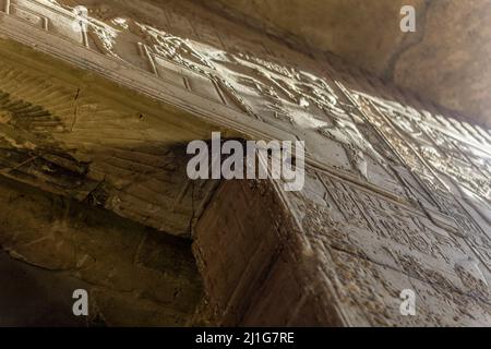 Bas relief sculptures dans un puits de lumière du soleil dans le Temple d'Isis à Philae Banque D'Images