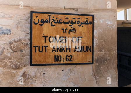 Panneau bilingue à l'entrée de KV62, la tombe de Toutankhamon, dans la vallée des Rois Banque D'Images