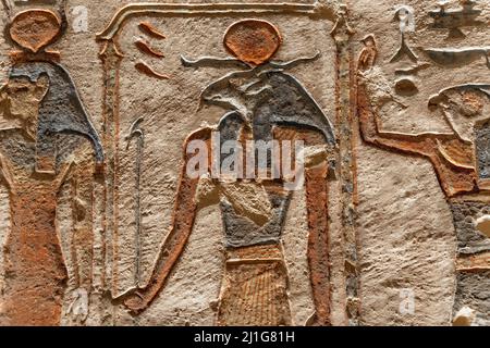 Illustration de bas-relief peinte de la déité à tête de bélier Khnum dans le tombeau de Ramesses III, KV11, la vallée des Rois Banque D'Images