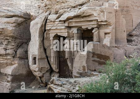 Tombeaux sculptés par le Nil à Gebel el-Silsila Banque D'Images