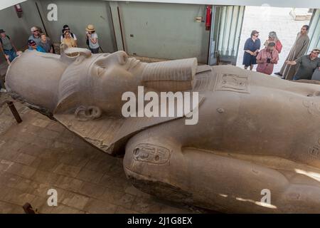 Statue colossale de Ramses II au musée en plein air de Memphis, en Égypte Banque D'Images