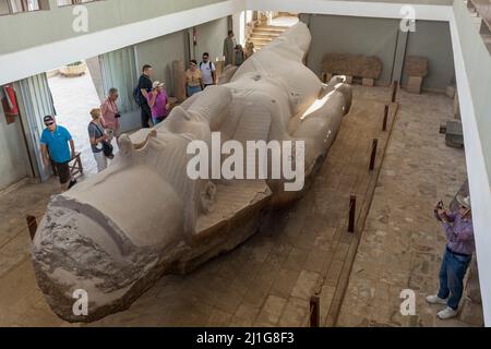 Statue colossale de Ramses II au musée en plein air de Memphis, en Égypte Banque D'Images