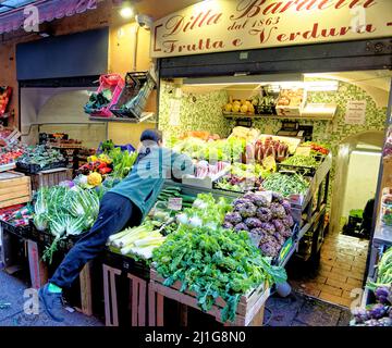 Jeune fille travaillant à Mercato di Mezzo - Bologne - Italie - 5th mars 2022 Banque D'Images