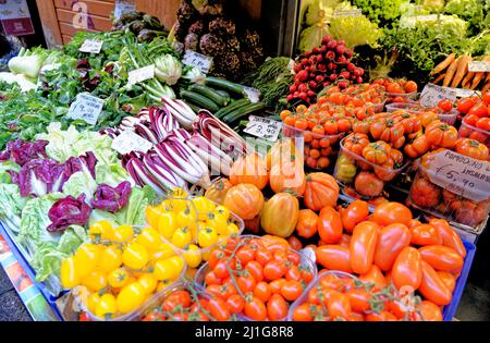 Exposition de légumes frais à Mercato di Mezzo - Bologne - Italie - 5th mars 2022 Banque D'Images