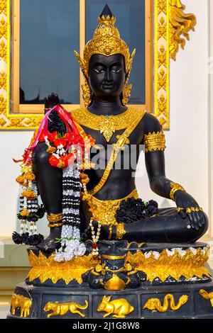 Statue de Bouddha noir assis dans le temple bouddhiste de Pattaya, Thaïlande Banque D'Images