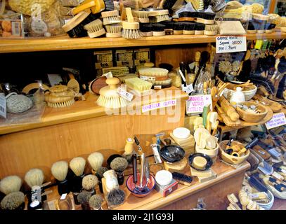 BOLOGNA, ITALIE - 5th de Mars 2022: Exposition italienne vintage de brossettes avec des outils de rasage en bois à vendre, exposés sur la fenêtre de la boutique. Ancien sch Banque D'Images