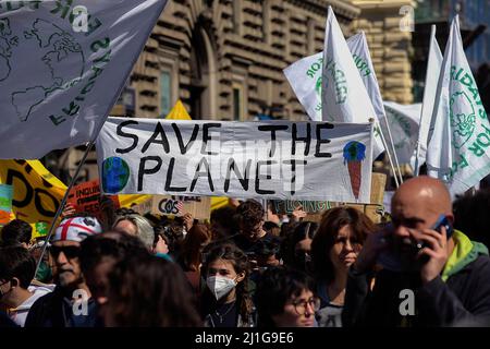 Rome, Italie. 25th mars 2022. Les manifestants défilés avec une bannière disant « Save the Planet » pendant la manifestation. Les activistes du climat ont organisé une manifestation organisée par Fridays for future, dans le cadre de la grève mondiale du climat, appelant à une action contre le changement climatique. Crédit : SOPA Images Limited/Alamy Live News Banque D'Images