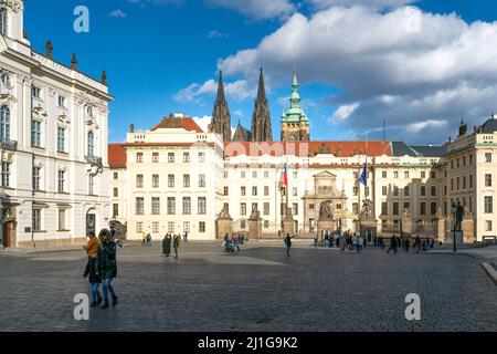 Prague, Tchéquie - 02.19.2022: Personnes marchant devant la porte principale du château de Prague par une belle journée ensoleillée. Banque D'Images