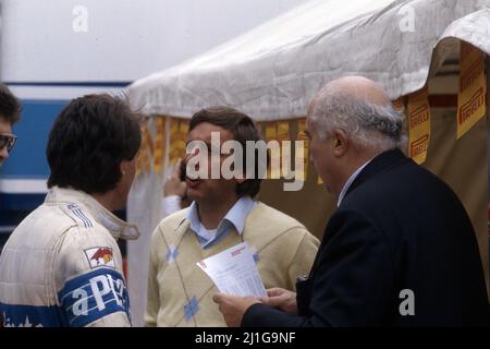 Pier Luigi Corbari Alfa Romeo s'entretient avec Piercarlo Ghinzani (ITA) Osella et Carlo Chiti Banque D'Images