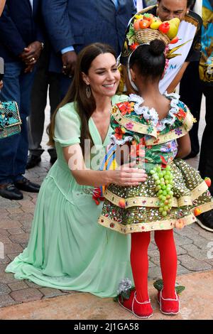 La duchesse de Cambridge accueille un jeune interprète lors de la traditionnelle célébration bahamienne Jankadoo sur la place du Parlement, à Nassau, aux Bahamas, le septième jour de sa visite dans les Caraïbes au nom de la Reine pour marquer son Jubilé de platine. Date de la photo : vendredi 25 mars 2022. Banque D'Images