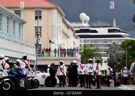 La foule et la sécurité attendent l'arrivée du duc et de la duchesse de Cambridge pour rencontrer des travailleurs clés qui ont été en première ligne de la réponse à la pandémie Covid-19 aux Bahamas, au jardin du souvenir, à Nassau, aux Bahamas, Le septième jour de leur visite des Caraïbes au nom de la Reine pour marquer son Jubilé de platine. Date de la photo : vendredi 25 mars 2022. Banque D'Images